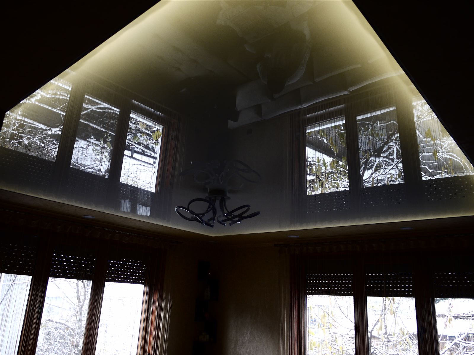 Опънат гланцов таван с LED осветление